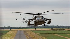 Průlet slavnostní vrtulníkové letky zemí NATO při zahájení summitu v Bruselu...