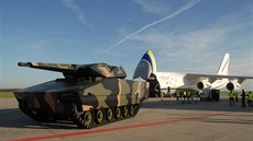 Vykládka obrněnce Lynx z transportního letounu AN-124 Ruslan na letišti v...