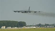 Americký bombardér B-52 na Dnech NATO v Ostravě