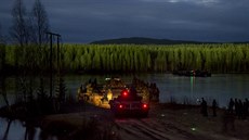 Němečtí ženisté připravují převoz polského tanku T-72 přes řeku Rena na cvičení...