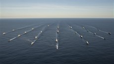 Formace 24 plavidel NATO na závr cviení Trident Juncture v Norsku