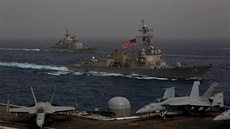 Skupina plavidel kolem amerických letadlových lodí USS Abraham Lincoln (CVN 72)...