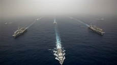 Skupina plavidel kolem amerických letadlových lodí USS Abraham Lincoln (CVN 72)...