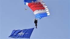 Dny NATO v Ostravě. Seskok výsadkářů s vlajkami