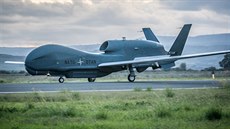 První z pěti aliančních bezpilotních letounů Global Hawk na základně Sigonella...