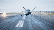 První z pěti aliančních bezpilotních letounů Global Hawk na základně Sigonella...