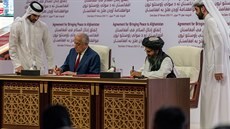 Podpis dohody mezi USA a Tálibánem 29. února 2020 v katarské Dauhá. Na snímku...