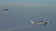 Ruský Tu-142 v doprovodu amerického stroje Raptor u pobřeží Aljašky