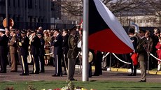 Vztyování eské vlajky ped centrálou NATO pi vstupu R do Severoatlantické