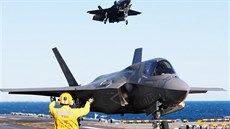 Letouny F-35B pi testovacím pistání na letadlové lodi