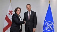 Gruzínská ministryn obrany Tinatin Kidaeli a generální tajemník NATO Jens...