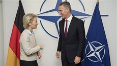 Ministryn obrany Nmecka Ursula von der Leyen a generální tajemník NATO Jens...