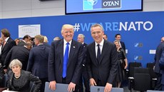 Americký prezident Donald Trump s generálním tajemníkem NATO Jensem...