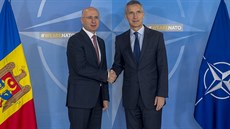 Moldavský premiér Pavel Filip pi návtv sídla NATO s generálním tajemníkem...