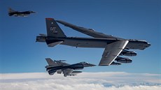 Belgické stroje F-16 doprovázejí americký bombardér B-52