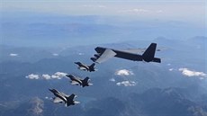 Americký bombardér B-52 v doprovodu stíhaček F-16 řeckých vzdušných sil