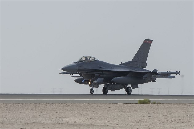 Letoun F-16 amerického letectva pevelený kvli naptí na Blízkém východ do...