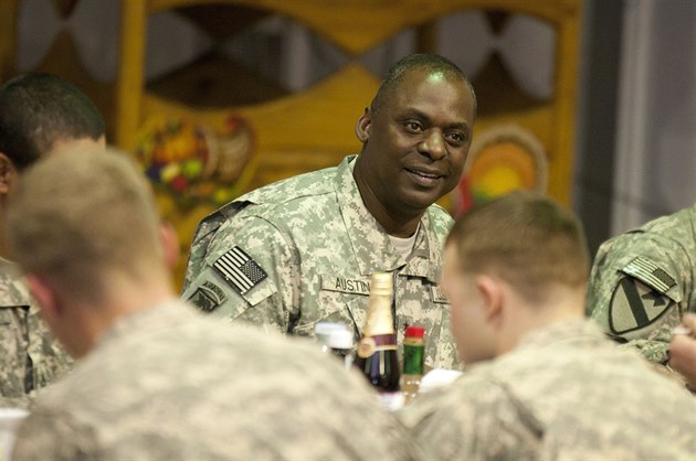 Americký generál Lloyd Austin pi oslav posledního Dne díkvzdání v iráckém...