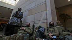 Po útoku příznivců Donalda Trumpa střeží budovu Kapitolu ve Washingtonu a její...
