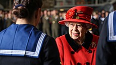 Britská královna Alžběta II. na palubě letadlové lodi HMS Queen Elizabeth v...