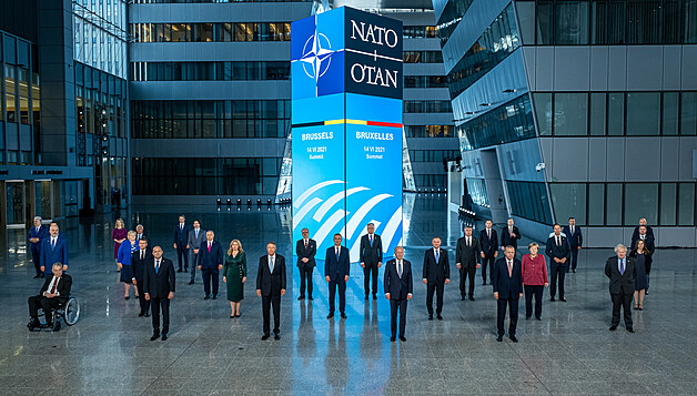 Spolená fotografie hlav stát a premiér na summitu NATO 2021 v Bruselu. Zcela...