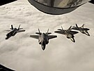 Dva norsk letouny F-35 (vlevo) a dva americk stroje F-22 Raptor bhem cvien...