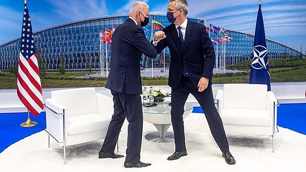 Americk prezident Joe Biden se zdrav s fem Aliance Jensem Stoltenbergem na summitu NATO 2021 v Bruselu