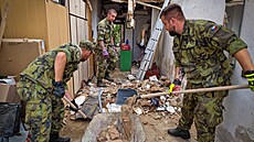Vojáci ze 74. mechanizovaného praporu z Bučovic pomáhají v oblasti postižené...