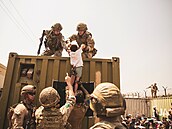Brittí, turetí a amerití vojáci pomáhají Afgháncm se dostat k evakuaci z...