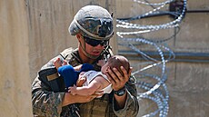 Americký mariák utiuje afghánského kojence, zatímco jeho matka prochází...
