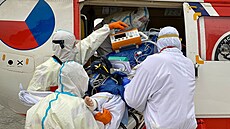 S převozem pacientů s covidem pomáhá armádní vrtulník