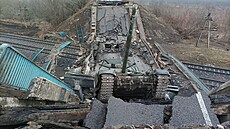 Ruský tank vyazený odstelením mostu