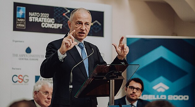 Zástupce éfa NATO Mircea Geoana bhem debaty o budoucí roli NATO (28. Bezna...