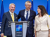 Finský ministr zahranií Pekka Haavista, éf NATO Jens Stoltenberg a éfka...