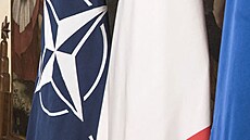 Vlajky NATO, Itálie a Evropské unie.