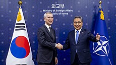 Generální tajemník NATO Jens Stoltenberg se zdraví s jihokorejským ministrem...