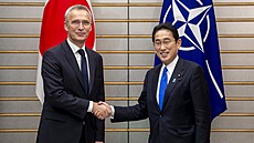 Generální tajemník NATO Jens Stoltenberg s japonským premiérem Fumiem Kiidou.