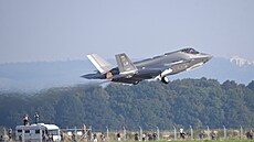 Start amerického letounu F-35 z dráhy monovského letit bhem Dn NATO v...