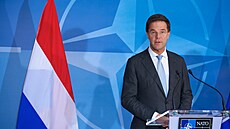 Mark Rutte pi návtv centrály NATO jako nizozemský premiér v roce 2012.