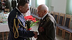Veterán Jan Ihnatík pijímá gratulace ke vám 102. narozeninám od velitele...