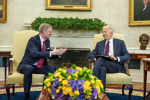 Premiér Petr Fiala s americkým prezidentem Joem Bidenem v Bílém dom (15. dubna...