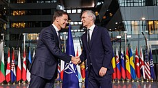 Mark Rutte a Jens Stoltenberg při předávání postu šéfa NATO (1. října 2024)