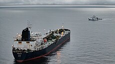 Tanker Eagle S s ruskou ropou zadržený finskými úřady kvůli podezření z...