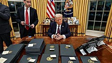 Americký prezident Donald Trump v oválné pracovně Bílého domu první den znovu...