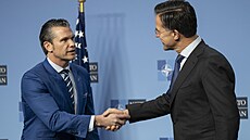 Americký ministr obrany Pete Hegseth a šéf NATO Mark Rutte