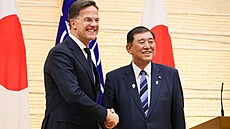 Šéf NATO Mark Rutte a japonský premiér Šigeru Išiba