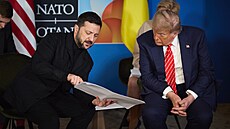 Ukrajinský prezident Volodymyr Zelenskyj s šéfem Bílého domu Donaldem Trumpem...
