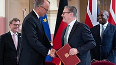 Německý kancléř Friedrich Merz a britský premiér Keir Starmer při podpisu...