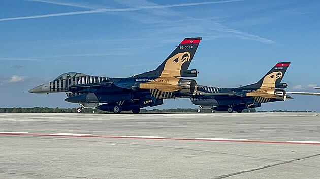 Letouny F-16 tureckého předváděcího týmu SOLOTÜRK na mošnovském letišti (15. září 2026)
