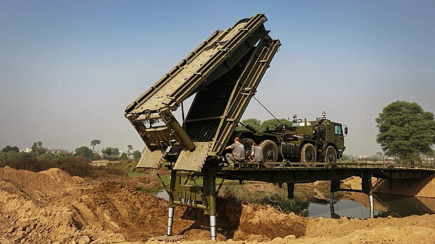Mostní vozidlo AM-70 z dílen Excalibur Army